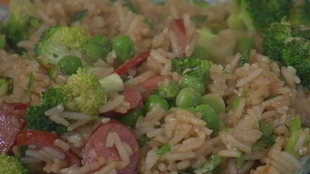 Рецепт жареного риса с брокколи, копчеными колбасками и омлетом