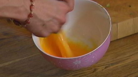 Рецепт жареного риса с брокколи, копчеными колбасками и омлетом