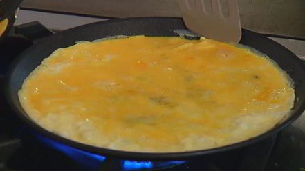 Рецепт жареного риса с брокколи, копчеными колбасками и омлетом