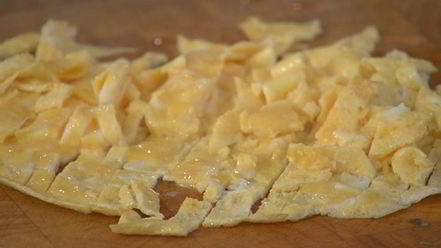 Рецепт жареного риса с брокколи, копчеными колбасками и омлетом