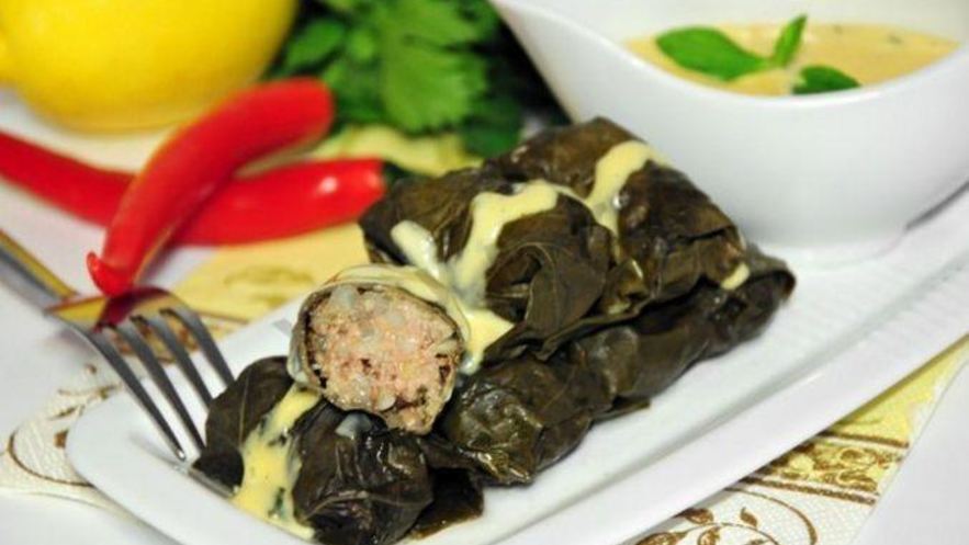 Рецепт долмы из баранины и булгура под мятным соусом