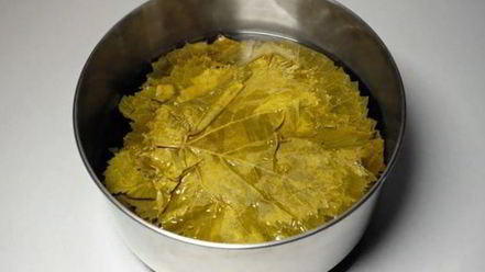 Рецепт долмы из баранины и булгура под мятным соусом