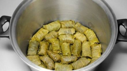 Рецепт долмы из баранины и булгура под мятным соусом