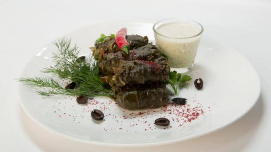 Рецепт долмы из баранины с мятным соусом