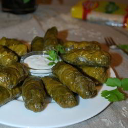 Рецепт Долмы с чесночным соусом и кинзой