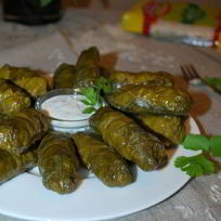 Долма с чесночным соусом и кинзой