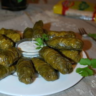 Рецепт Долмы с чесночным соусом и кинзой