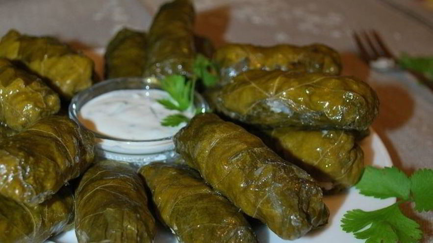 Рецепт долмы с чесночным соусом и кинзой