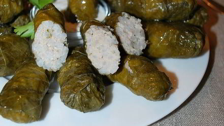 Рецепт долмы с чесночным соусом и кинзой