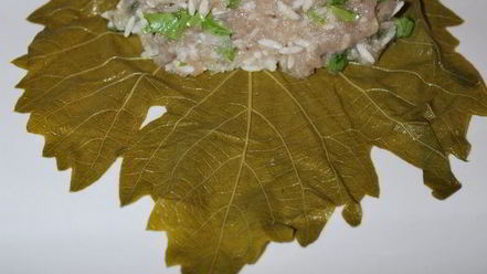 Рецепт долмы с чесночным соусом и кинзой