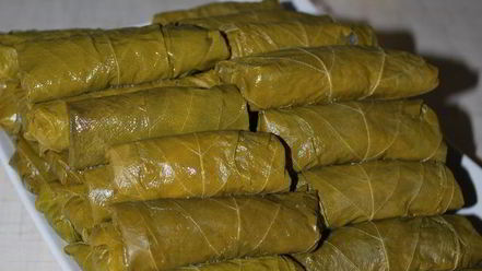 Рецепт долмы с чесночным соусом и кинзой