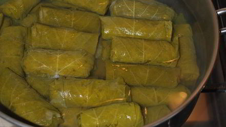 Рецепт долмы с чесночным соусом и кинзой