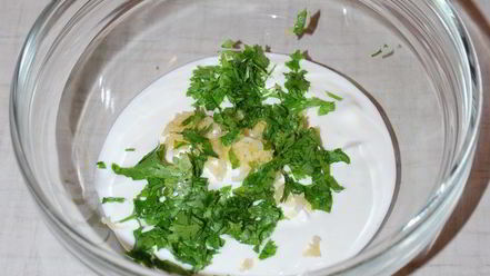 Рецепт долмы с чесночным соусом и кинзой