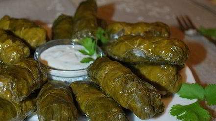 Рецепт долмы с чесночным соусом и кинзой