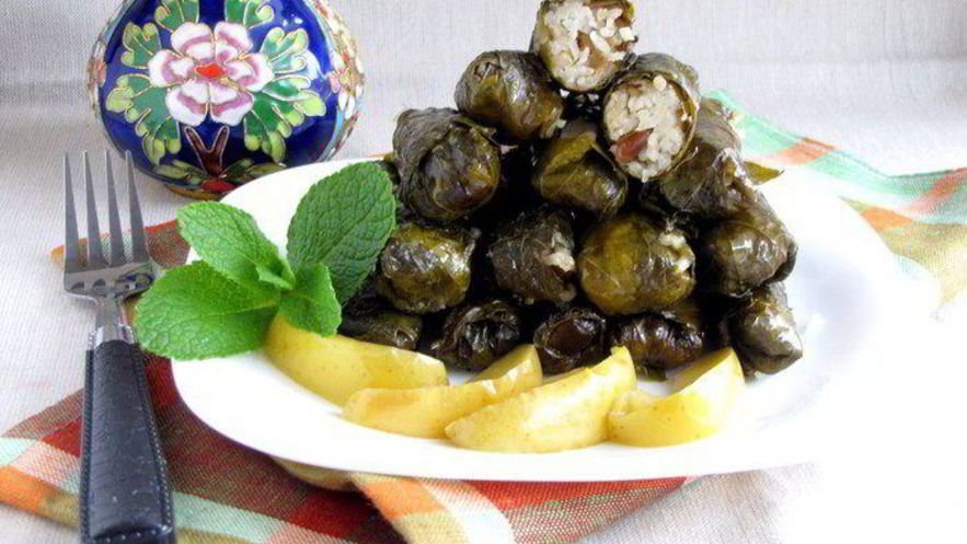 Рецепт долмы с рисом, изюмом и кедровыми орешками