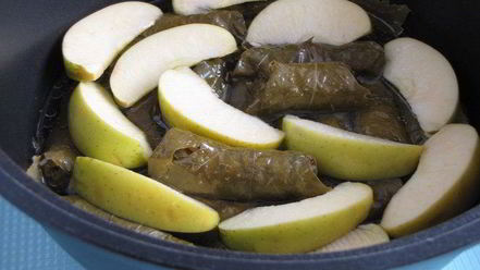 Рецепт долмы с рисом, изюмом и кедровыми орешками