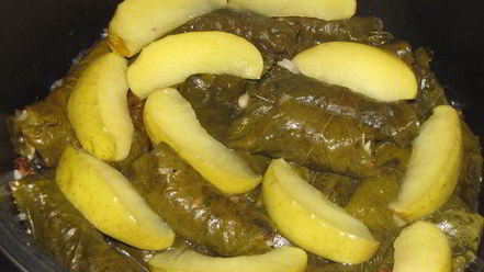 Рецепт долмы с рисом, изюмом и кедровыми орешками