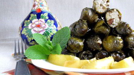 Рецепт долмы с рисом, изюмом и кедровыми орешками