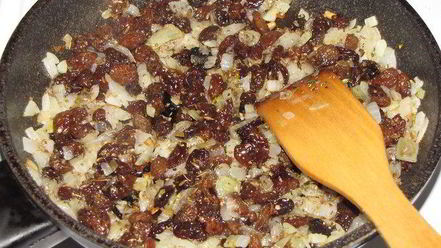 Рецепт долмы с рисом, изюмом и кедровыми орешками