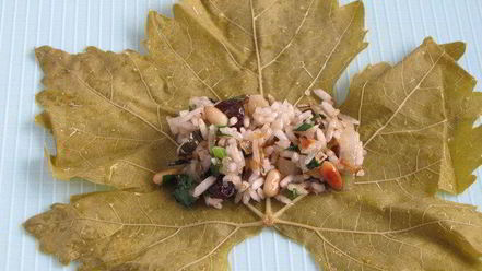Рецепт долмы с рисом, изюмом и кедровыми орешками