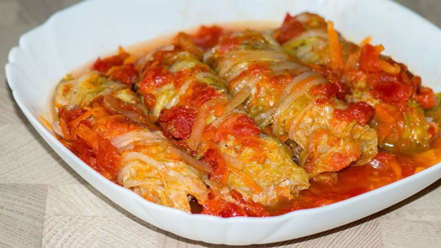Рецепт простых голубцов из пекинской капусты в томатном соусе