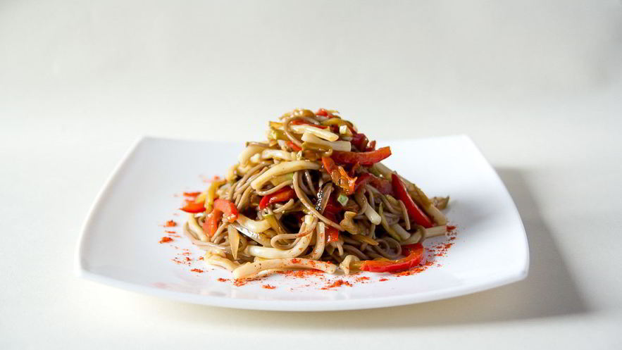 Рецепт гречневой лапши с кальмарами