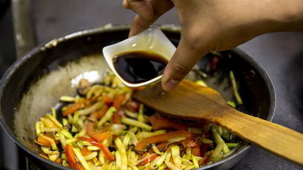 Рецепт гречневой лапши с кальмарами