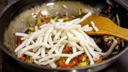 Рецепт гречневой лапши с кальмарами