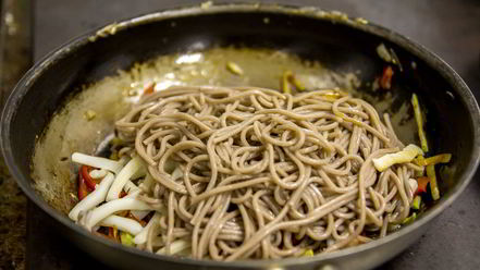 Рецепт гречневой лапши с кальмарами