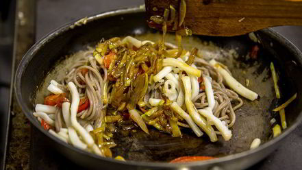 Рецепт гречневой лапши с кальмарами