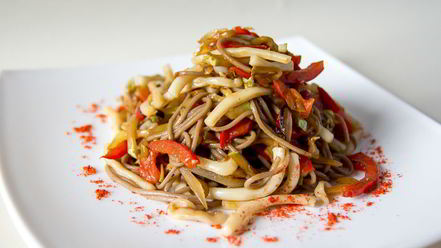 Рецепт гречневой лапши с кальмарами