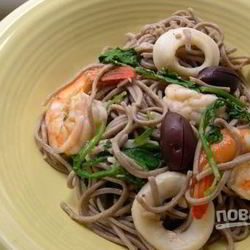 Рецепт Гречневой лапши с креветками и кальмарами