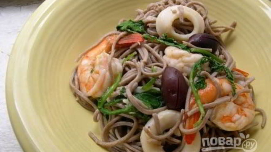 Рецепт гречневой лапши с креветками и кальмарами