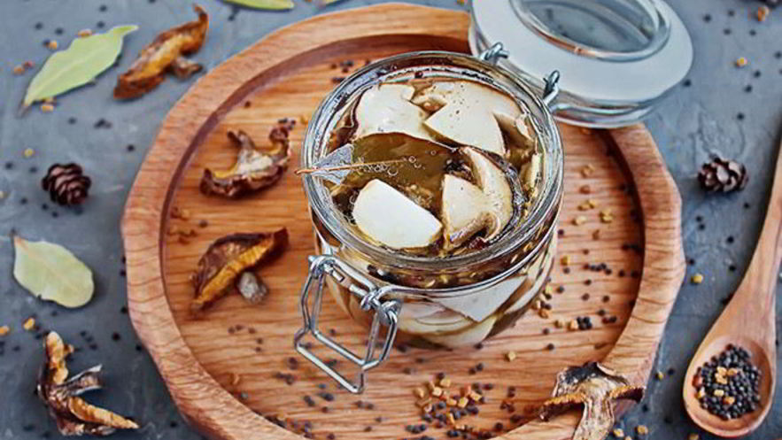 Рецепт белых грибов в маринаде с пажитником и горчицей