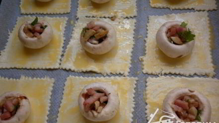 Рецепт грибов фаршированных на слоеном тесте