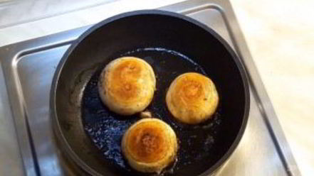 Рецепт грибов, фаршированных орехами и сыром