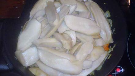 Рецепт грибов обжаренных под соусом с гарниром