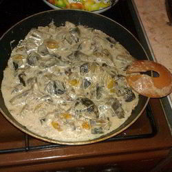 Рецепт Грибов в сметане, тушенные с беконом и помидорами черри