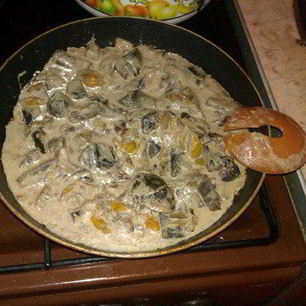 Рецепт Грибов в сметане, тушенные с беконом и помидорами черри