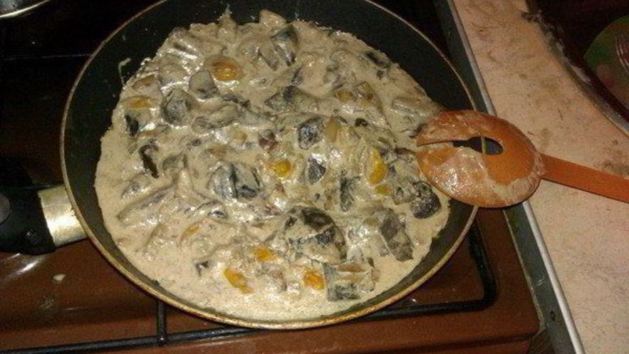 Рецепт грибов в сметане, тушенные с беконом и помидорами черри