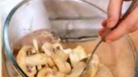 Рецепт грибов в сухарях, с рисовой лапшой и салатом фризе