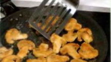 Рецепт грибов в сухарях, с рисовой лапшой и салатом фризе