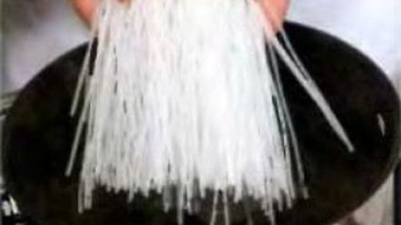 Рецепт грибов в сухарях, с рисовой лапшой и салатом фризе