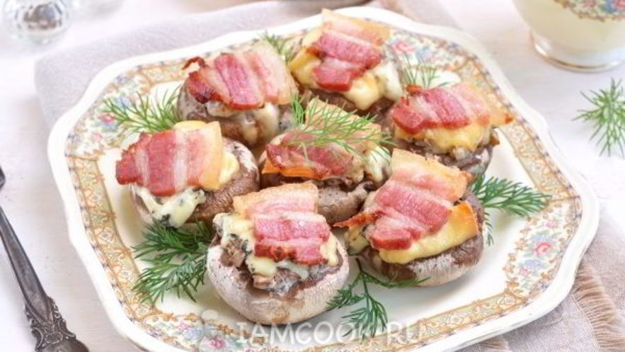 Рецепт грибов, запеченных с голубым сыром и беконом