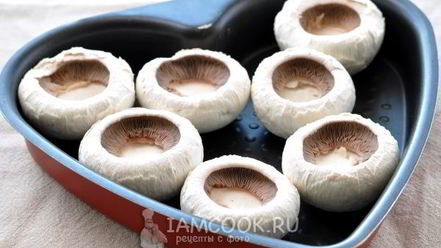 Рецепт грибов, запеченных с голубым сыром и беконом