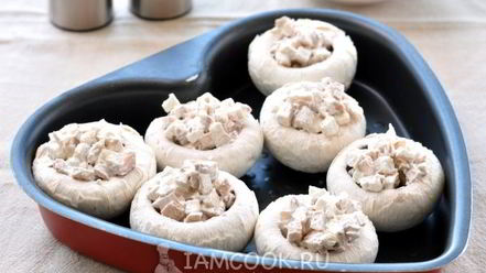 Рецепт грибов, запеченных с голубым сыром и беконом