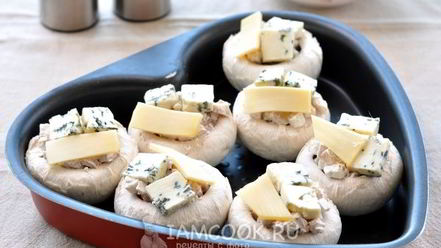 Рецепт грибов, запеченных с голубым сыром и беконом