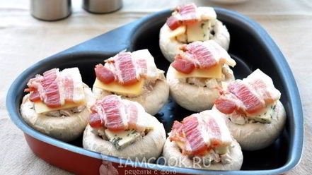 Рецепт грибов, запеченных с голубым сыром и беконом