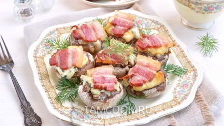 Рецепт грибов, запеченных с голубым сыром и беконом