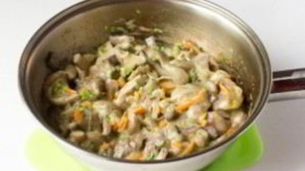 Рецепт маслят, тушеных в сметане